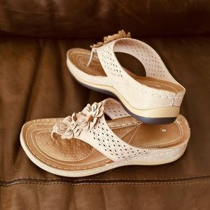 Women’s taupe wedged flip-flop